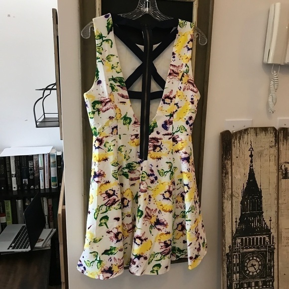 Miss Me Sleeveless Floral Skater Dress White Multi Color Size Medium NWT - Picture 4 of 5